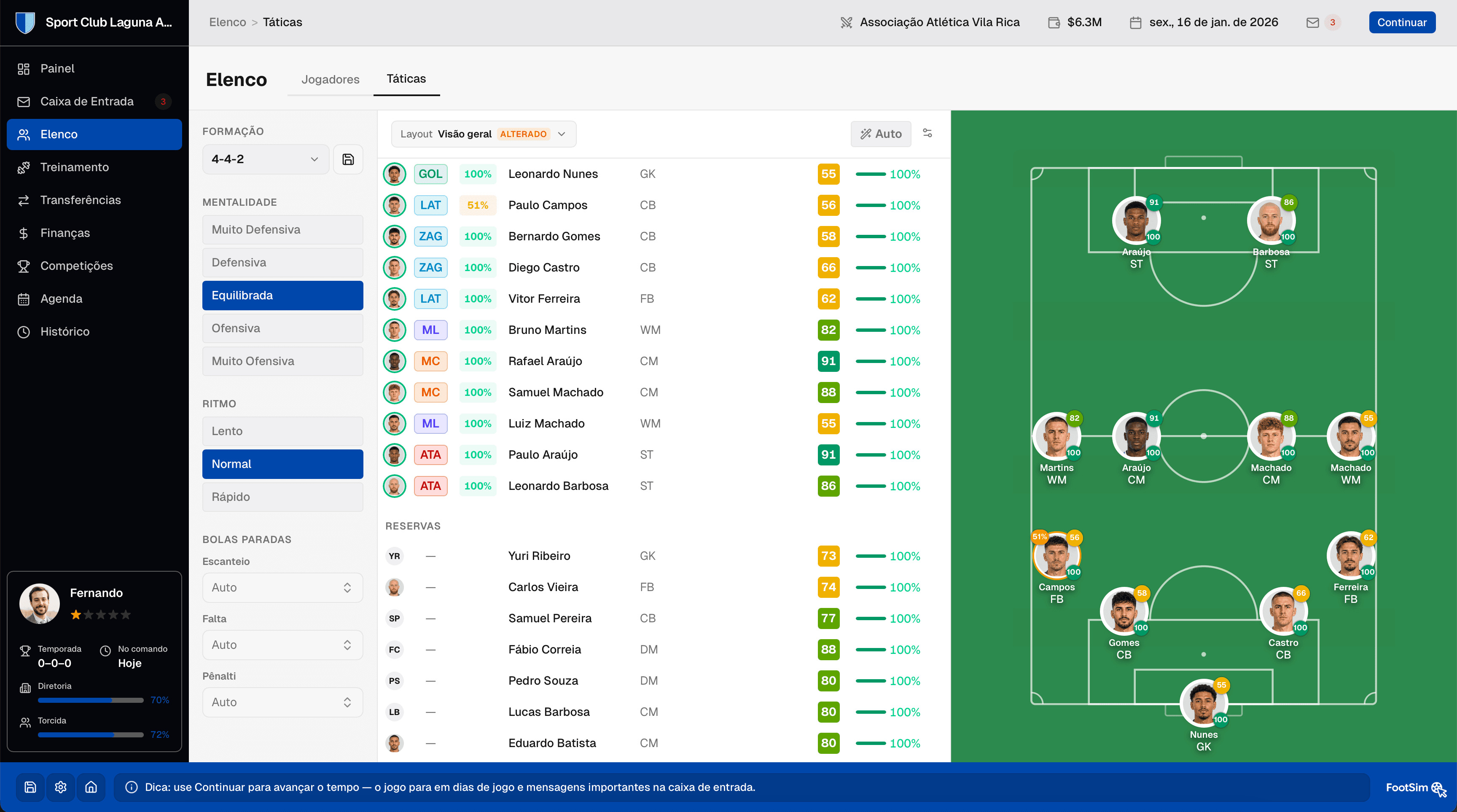 Tela de tática com elenco, formação no campo e jogadores escalados com overall.